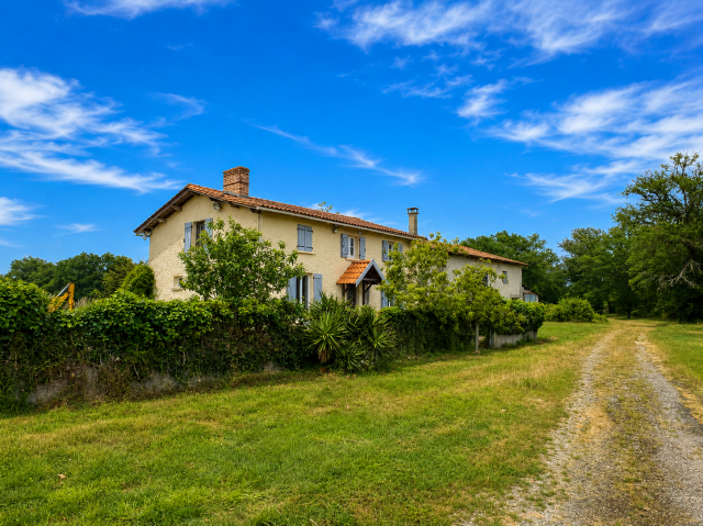 Dordogne - domaine avec gîtes sur 28 ha