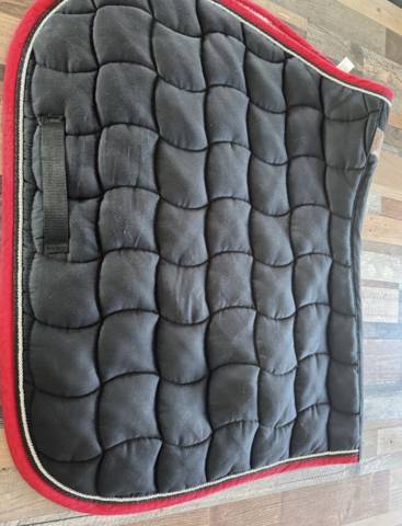Tapis d’équitation Harcour noir avec les contours rouge