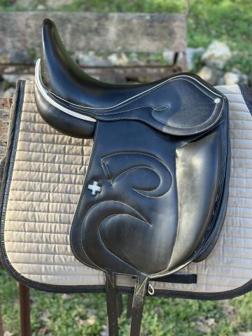 Selle de dressage 