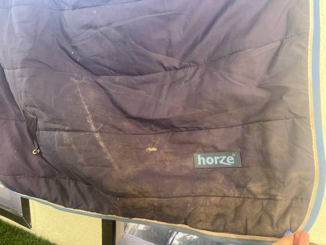 Couverture d&rsquo;&eacute;curie Horze avec couvre-cou int&eacute;gr&eacute; 135cm