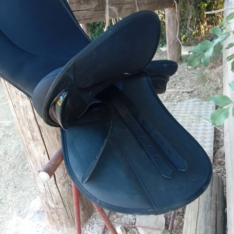 Selle mixte Hispano Hipica taille 17,5. Vendue nue.