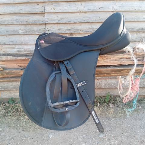 Selle mixte Hispano Hipica taille 17,5. Vendue nue.