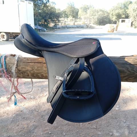 Selle mixte Hispano Hipica taille 17,5. Vendue nue.
