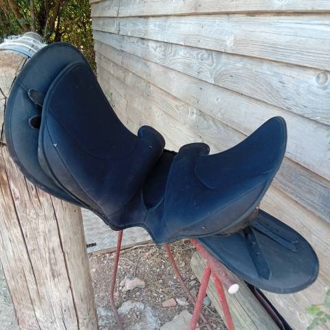 Selle mixte Hispano Hipica taille 17,5. Vendue nue.