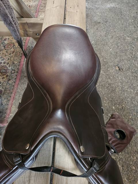 Bates Caprilli Close Contact jump saddle