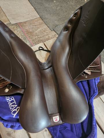 Bates Caprilli Close Contact jump saddle