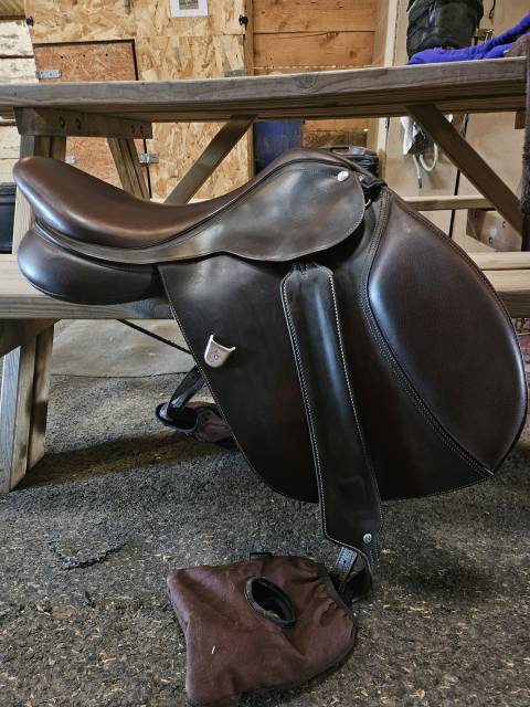 Bates Caprilli Close Contact jump saddle