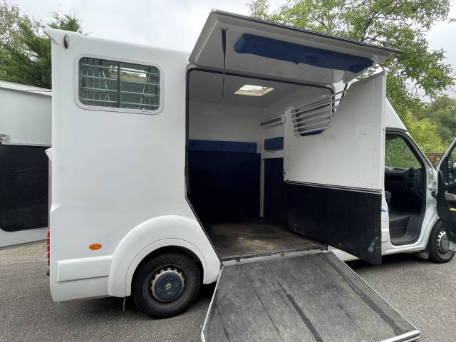 Camion cheval master 3, 5 places , carrosserie barbot.