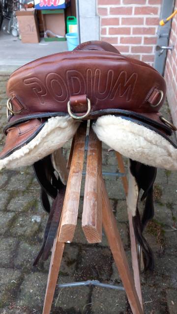 Selle randonn&eacute;e Podium cuir 16'' compl&egrave;te 