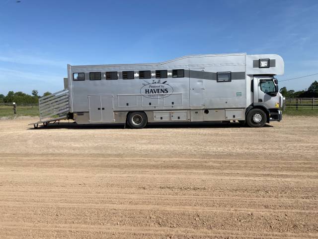 Camion chevaux 7 places avec home car