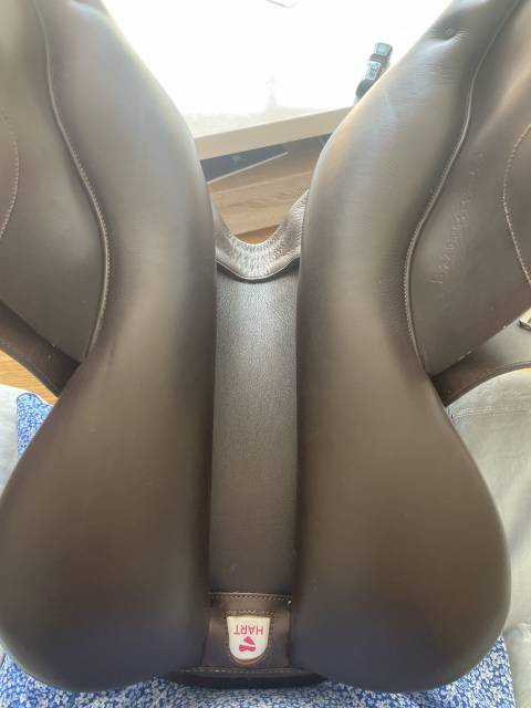 Selle mixte bates cuir h&eacute;ritage 17&rdquo; 2025