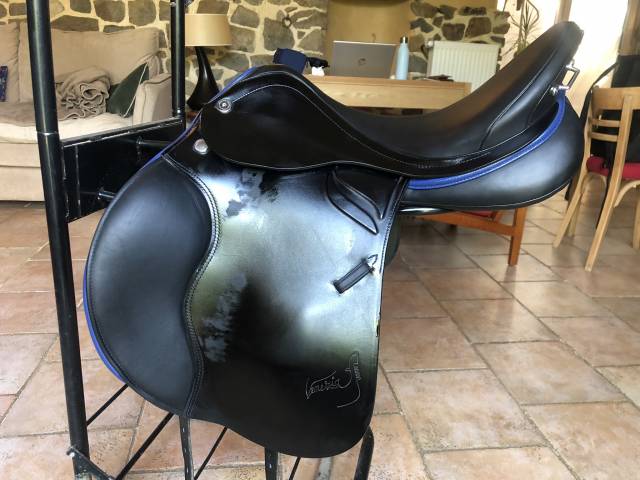 VENDS SELLE PRESTIGE CUIR BOVIN LISSE NOIR, LISERE BLEU