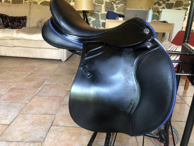 VENDS SELLE PRESTIGE CUIR BOVIN LISSE NOIR, LISERE BLEU