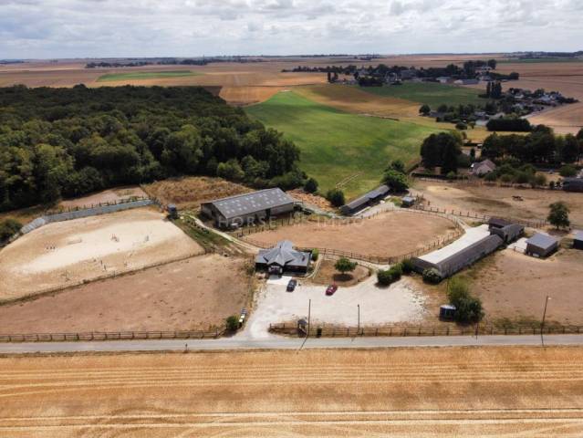 Structure équestre de qualité avec revenus locatifs puchay 27