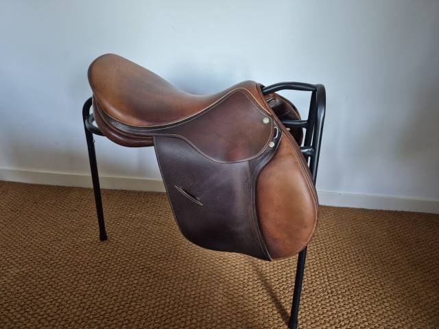 Superbe selle CSO Childeric 17'' ch&acirc;taigne