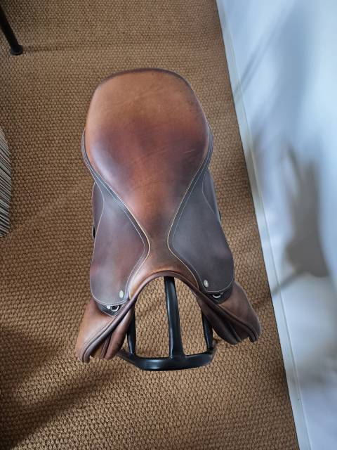 Superbe selle CSO Childeric 17'' ch&acirc;taigne