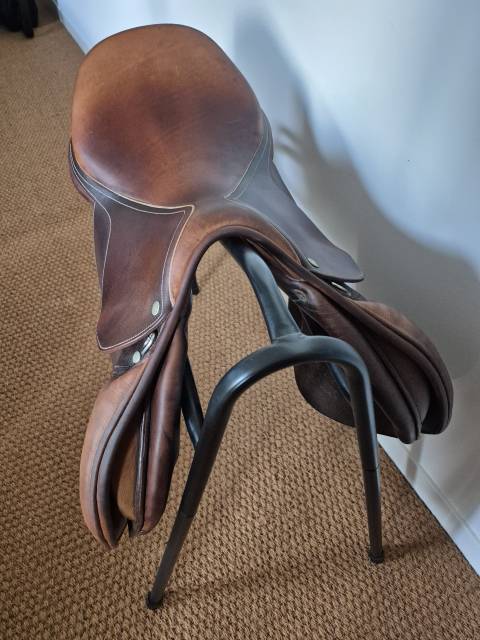Superbe selle CSO Childeric 17'' ch&acirc;taigne