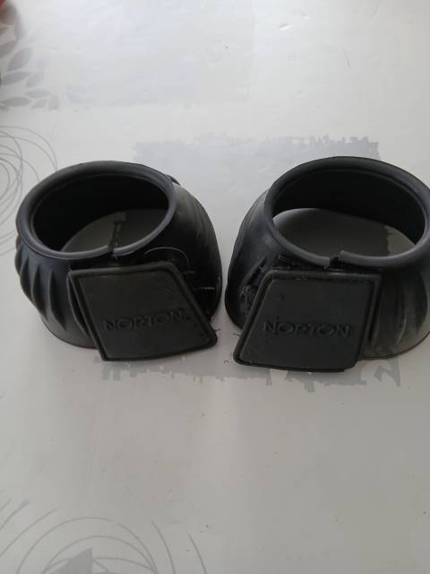 2 Cloches ouvertes Norton noires. 