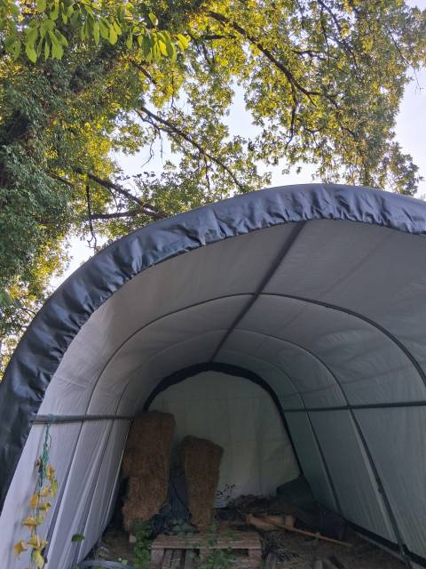 ABRI CHEVAUX TUNNEL STOCKAGE