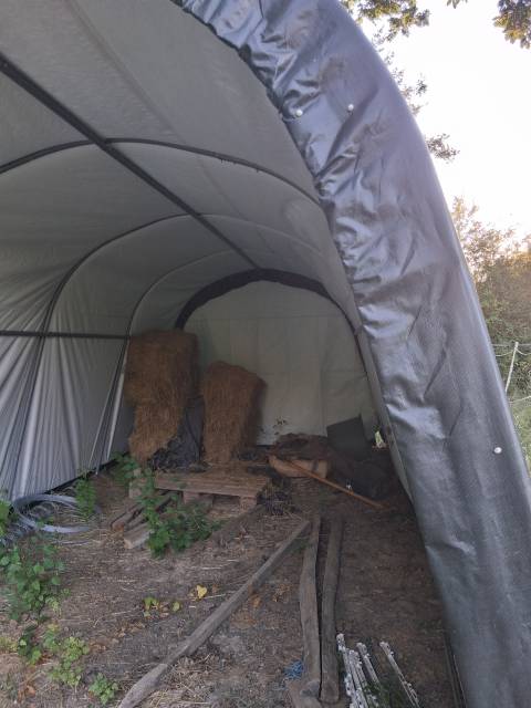 ABRI CHEVAUX TUNNEL STOCKAGE