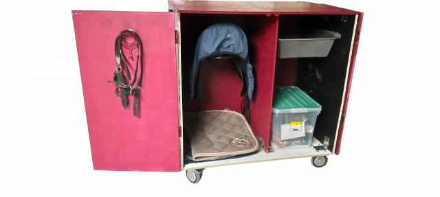 Armoire/sellerie &eacute;questre sur roues