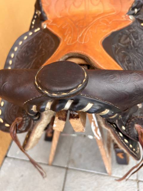 Selle western en cuir grav&eacute;e &ndash; Tr&egrave;s bel &eacute;tat