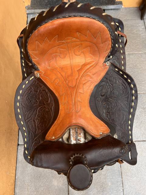 Selle western en cuir grav&eacute;e &ndash; Tr&egrave;s bel &eacute;tat