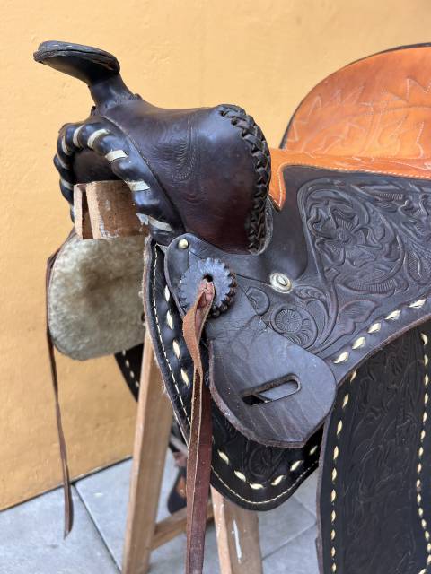 Selle western en cuir grav&eacute;e &ndash; Tr&egrave;s bel &eacute;tat