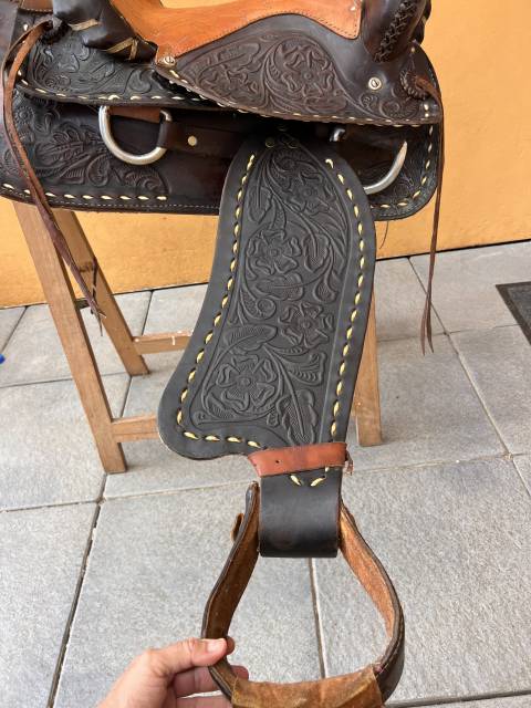 Selle western en cuir grav&eacute;e &ndash; Tr&egrave;s bel &eacute;tat