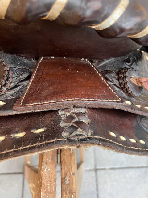 Selle western en cuir grav&eacute;e &ndash; Tr&egrave;s bel &eacute;tat