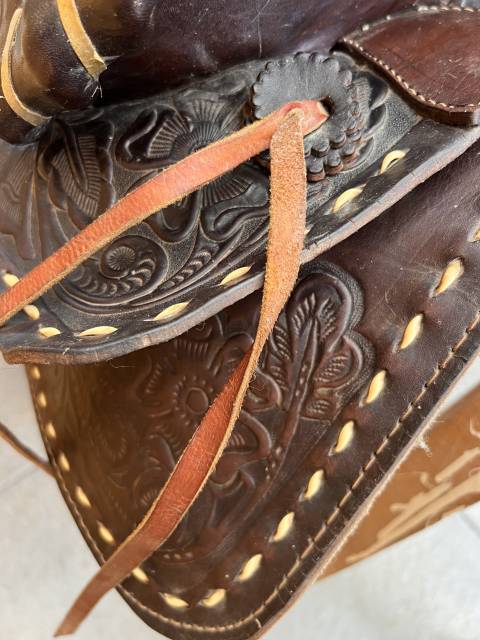 Selle western en cuir grav&eacute;e &ndash; Tr&egrave;s bel &eacute;tat