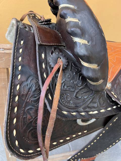 Selle western en cuir grav&eacute;e &ndash; Tr&egrave;s bel &eacute;tat