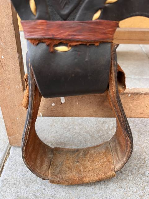 Selle western en cuir grav&eacute;e &ndash; Tr&egrave;s bel &eacute;tat