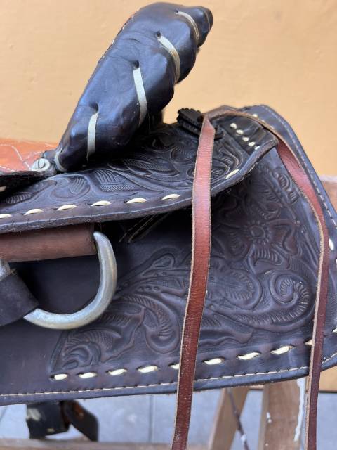 Selle western en cuir grav&eacute;e &ndash; Tr&egrave;s bel &eacute;tat