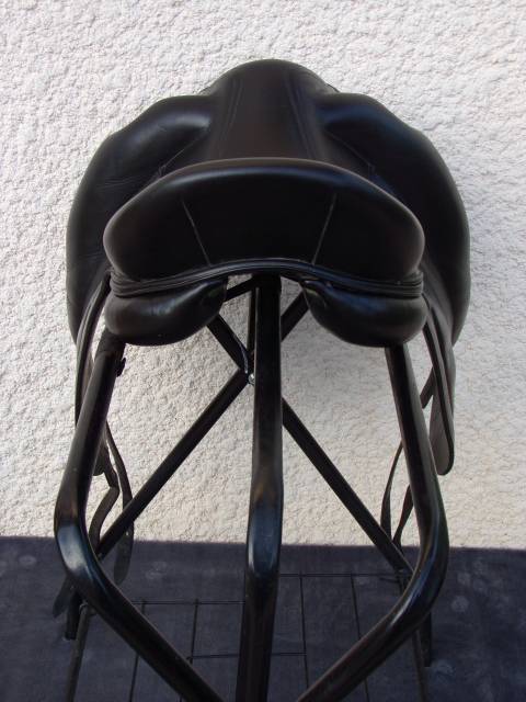 Selle Dressage Devoucoux Mendia 17'5 petit prix 