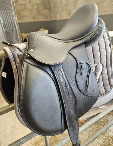 Selle Antares neuve 17.5p cuir sup&eacute;rieur 