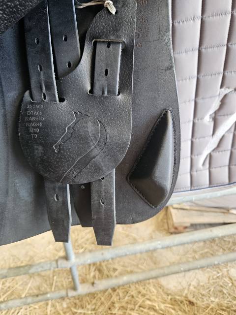 Selle Antares neuve 17.5p cuir sup&eacute;rieur 