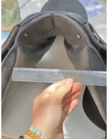 Selle dressage synth&eacute;tique 