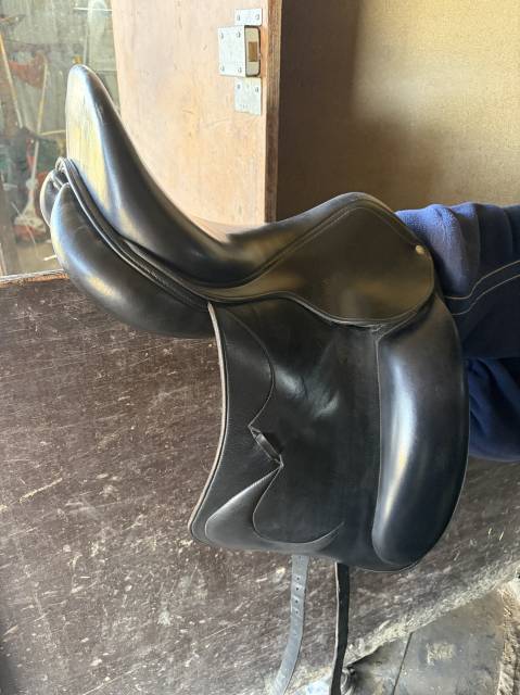 Selle de dressage 