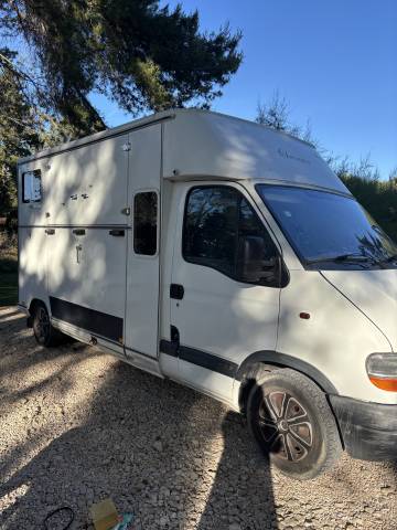 Renault master transport 2 chevaux 5 places assises