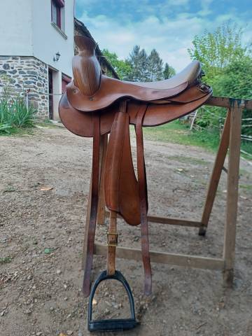 Très belle selle légère realisée en france 