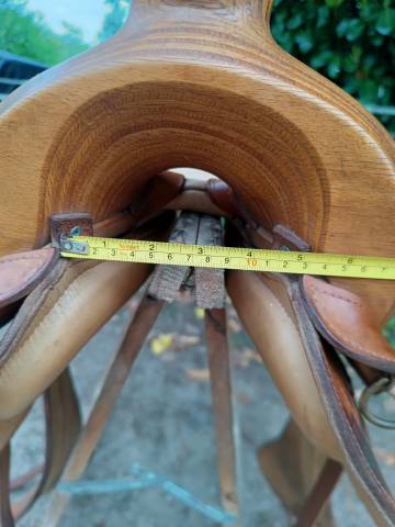 Tr&egrave;s belle selle l&eacute;g&egrave;re realis&eacute;e en France 
