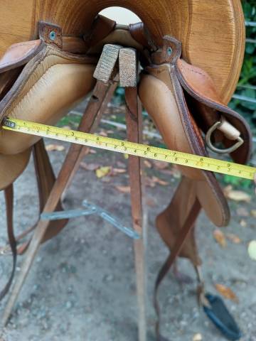 Tr&egrave;s belle selle l&eacute;g&egrave;re realis&eacute;e en France 