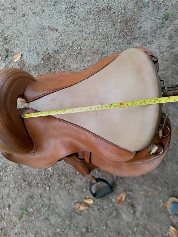 Tr&egrave;s belle selle l&eacute;g&egrave;re realis&eacute;e en France 