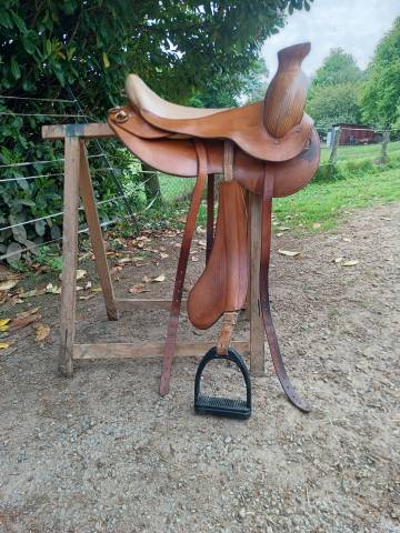 Tr&egrave;s belle selle l&eacute;g&egrave;re realis&eacute;e en France 