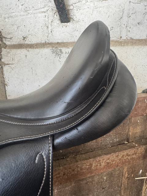 Selle de dressage 