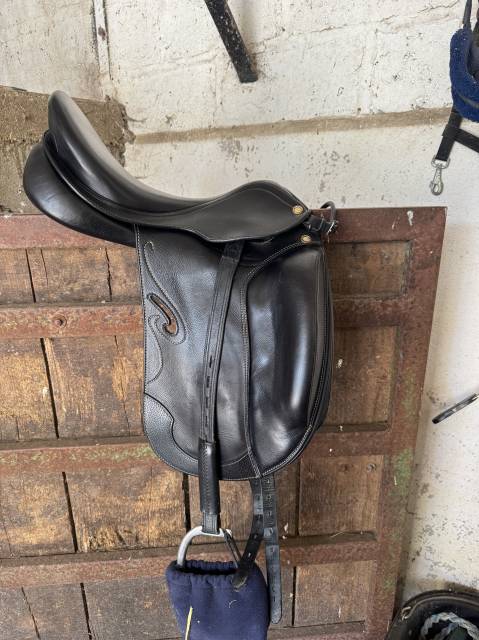 Selle de dressage 