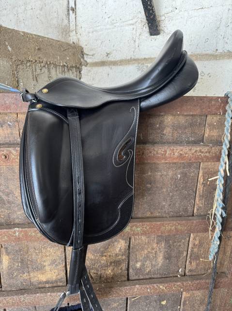 Selle de dressage 