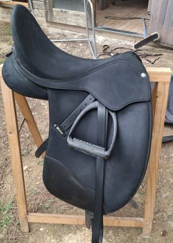 Selle de dressa Wintec Isabell Werth 17 pouces &eacute;quip&eacute;e 
