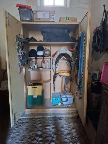 Armoire de sellerie en bois